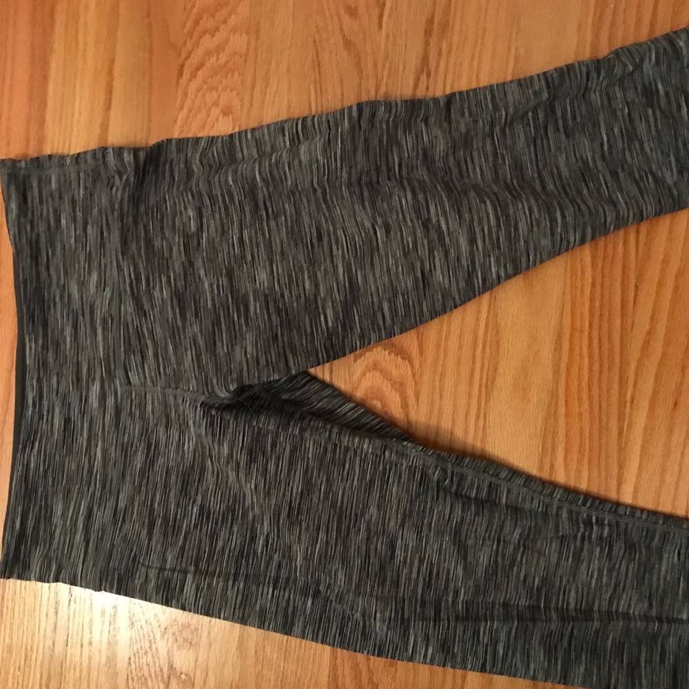 Gray Lululemon Wonder Under Crops. Size 8.